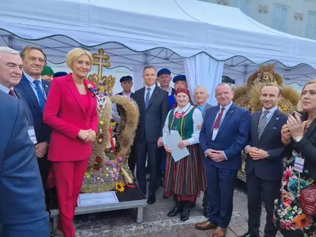 Wieniec dożynkowy Józefy Buckiej najpiękniejszy w Polsce! Dzieło sztuki ze świętokrzyskiego docenione przez samą parę prezydencką. Na zdjęciu: pani Józefa Bucka z mężem, parą prezydencką i samorządowcami z województwa świętokrzyskiego.