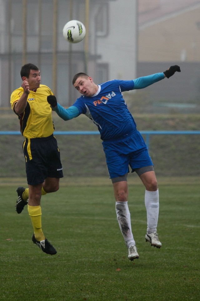 Hetman Białystok (żółte koszulki) pokonała Gryfa Gródek 1:0