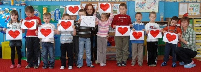 Wszystkie serca namalowane w poniedziałek przez przedszkolaków trafią do dziecięcego hospicjum w Lublinie