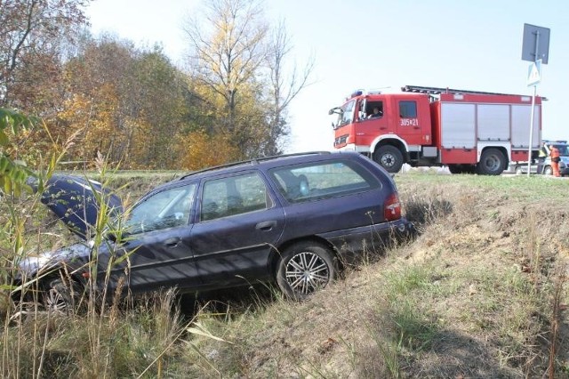 Wypadek na ul. Nowaka-Jeziorańskiego, ford w rowie, 27.10.2015