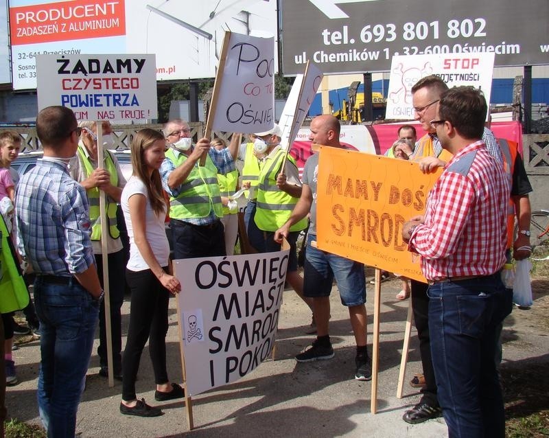 Mieszkańcy Oświęcimia mają dość uciążliwego smrodu. Zablokowali drogę krajową 44