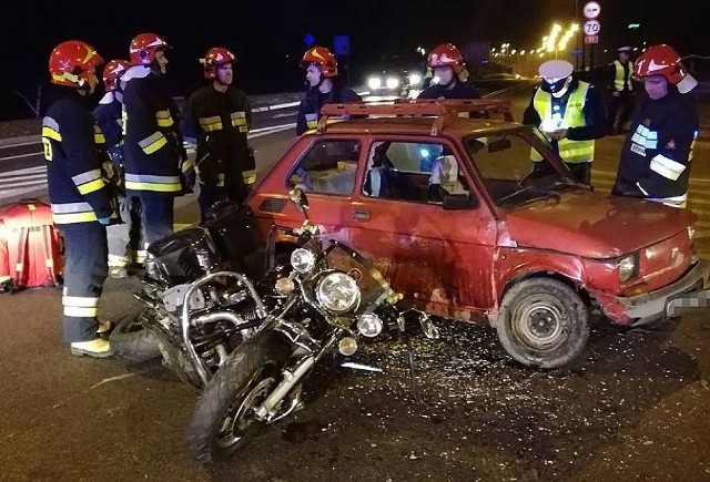 Groźnie wyglądający wypadek w Kaliszu. Motocyklista zderzył się z małym fiatem. Dwie osoby trafiły do szpitala.