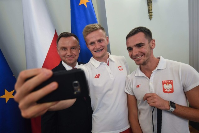 Prezydent Andrzej Duda z Aleksandrem Kossakowskim (z prawej) z Kielc i jego przewodnikiem Krzysztofem Wasilewskim.