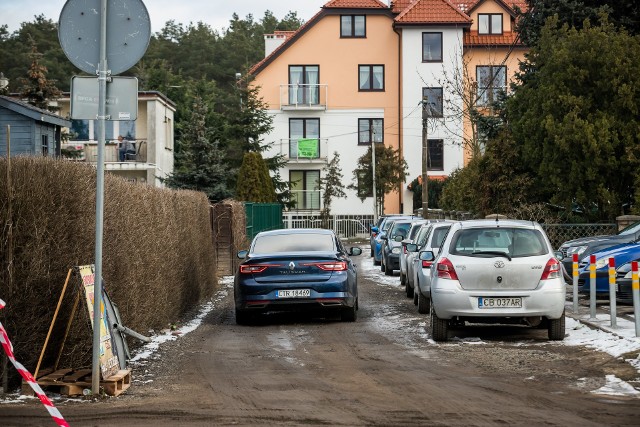 Ulica Sępia jest tak wąska, że dwa auta nie mają jak się minąć.