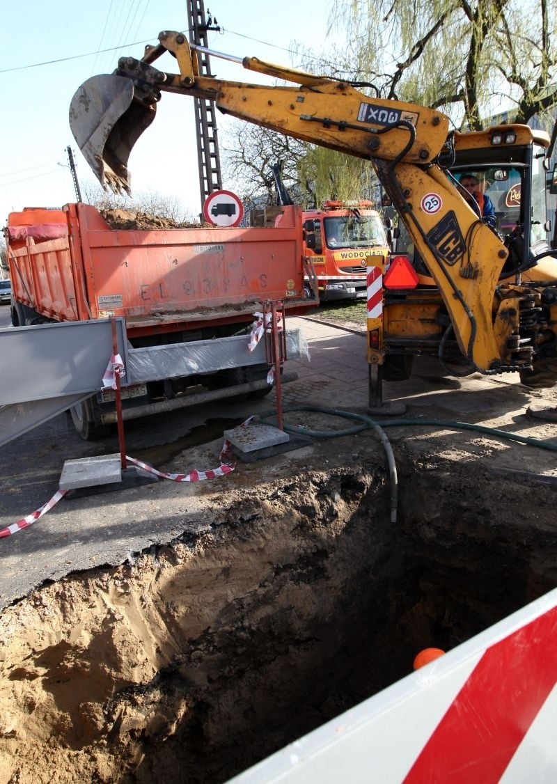 Awaria wodociągowa na Paderewskiego i Tuszyńskiej. Pękła rura pod jezdnią