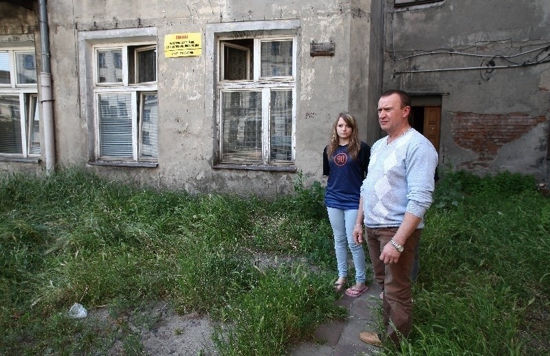 Przez otwarte okno na parterze weszli do mieszkania Orkiszów...