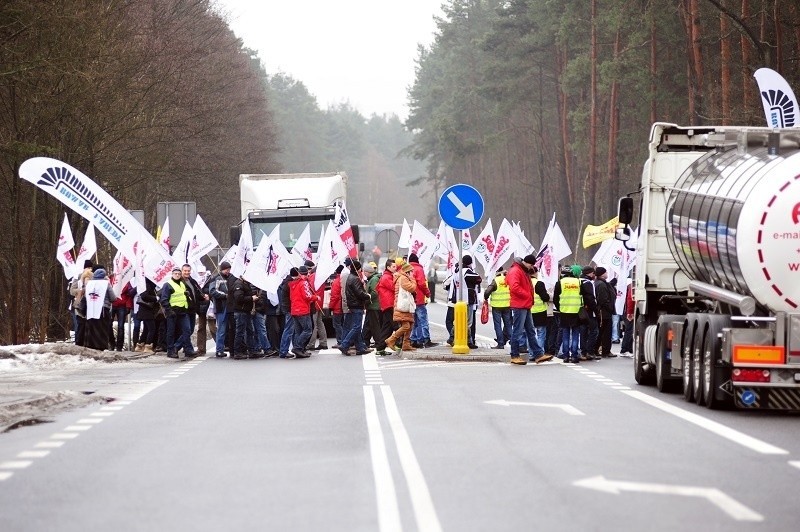 Strajk na Śląsku: Górnicy zablokowali drogi DK1 w...