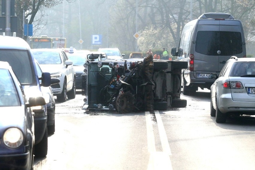 Wypadek przy zoo. Pojazd do zamiatania ulic wywrócił się na bok