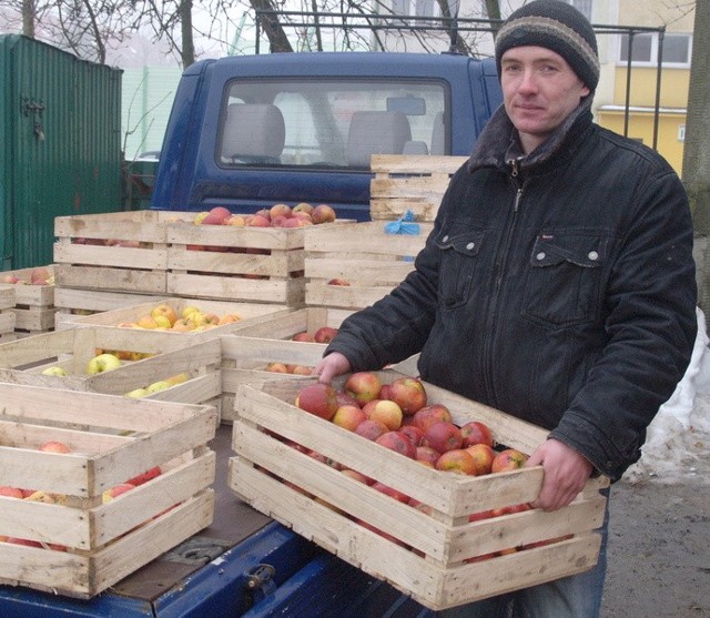 Zbigniew Andrzejewski sprzedawał jabłka z sadu w Skrzeszewie. 
