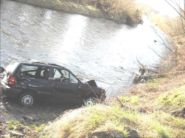 Straż pożarna wyciągnęła auto z rwącej rzeki.