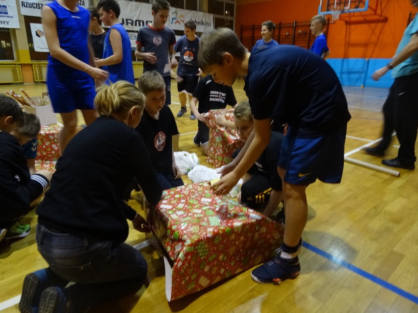 Młodzi koszykarze MKKS-u Rybnik pomagają w akcji „Szlachetna...