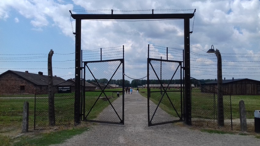 Turyści niszczą poobozowe mury w Auschwitz-Birkenau bezmyślnie bazgrząc