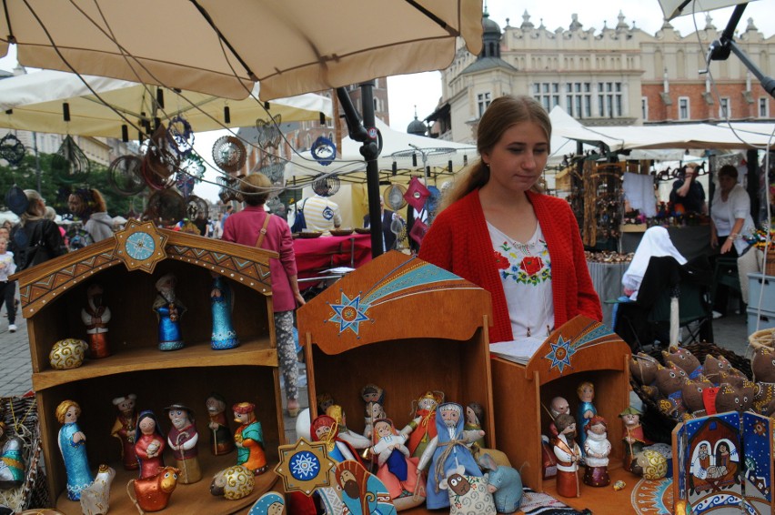 Sztuka ludowa na Rynku, a w sąsiedztwie można się zajadać pierogami różnych smaków