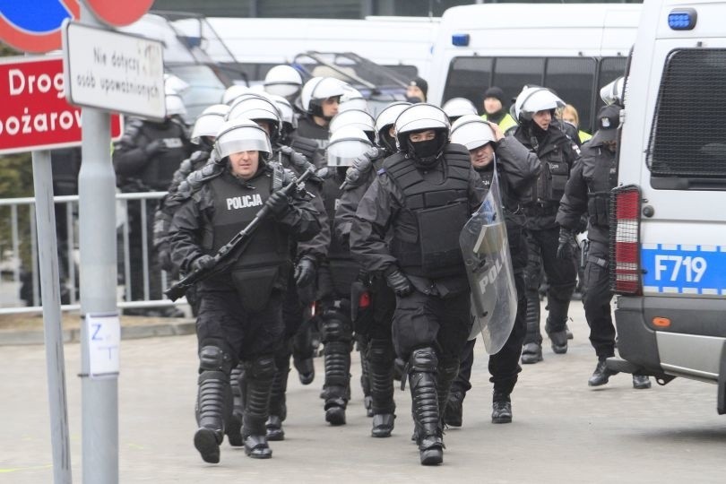 Policja z bronią gładkolufową i wozem bojowym pojawiła się na stadionie Widzewa i ŁKS [GALERIA ZDJĘĆ]