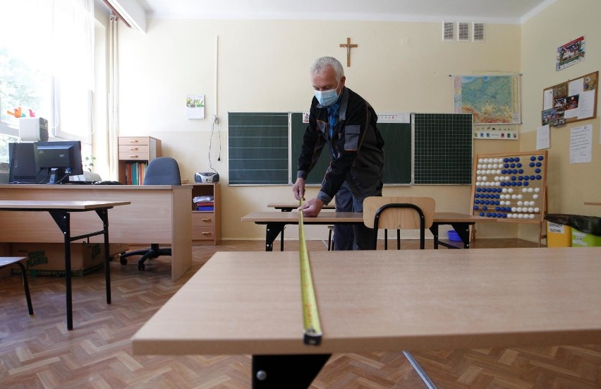 Rząd dał zielone światło na otwarcie w poniedziałek szkół...