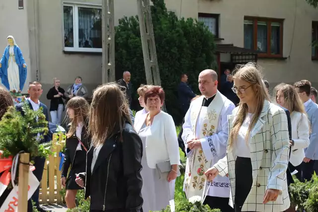 Piękne uroczystości prymicji księdza Michała Segieta odbyły się w Moskorzewie w niedzielę, 13 czerwca. Nowo wyświęcony kapłan uroczyście sprawował swoją pierwszą mszę świętą w rodzinnej parafii pod wezwaniem świętej Małgorzaty w Moskorzewie. Uroczystość miała niezwykłą, piękną oprawę.Uczestniczyły w niej tłumy mieszkańców. Bardzo licznie przybyli strażacy - ksiądz Michał służył w Ochotniczej Straży Pożarnej. Organizacja i przygotowanie uroczystości to dzieło wielu osób - pań ze Stowarzyszenia Wielu Pokoleń Jesteśmy Solą Tej Ziemi, Zespołu Ludowego Moskorzewianie, Ochotniczych Straży Pożarnych z Moskorzewa, Damian, Lubachów, Chlewskiej Woli, Dzierzgowa, Kossowa i Dobromierza. Księdzu Michałowi pięknie składały życzenia przedszkolaki z Moskorzewa, młodzież, strażacy i parafianie.  Ksiądz Michał Segiet z parafii pod wezwaniem świętej Małgorzaty w Moskorzewie przyjął święcenia z rąk biskupa ordynariusza Jana Piotrowskiego w sobotę, 29 maja.Zapraszamy do obejrzenia fotorelacji z uroczystości prymicji księdza Michała Segieta w MoskorzewieWIĘCEJ NA NASTĘPNYCH SLAJDACH >>>>>>>>