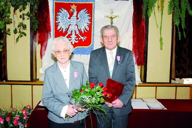 Zdjęcie z wręczenia medali w urzędzie gminy dostały wszystkie pary. Teraz są najlepszą pamiątką uroczystości.