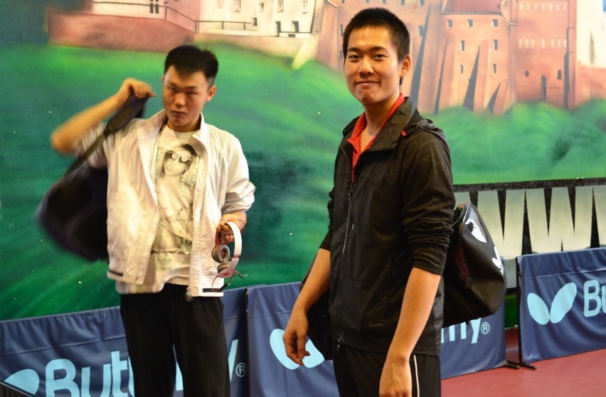 Chińczyk Wang Chen ( z lewej) pokonał tym razem lidera...