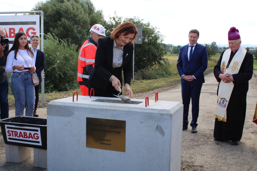 W uroczystości murowania aktu erekcyjnego pod budowę...