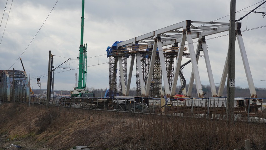 Rail Baltica. Powstaje most kolejowy nad Narwią w Uhowie. Trasę Białystok - Warszawa pokonamy pociągiem w półtorej godziny [ZDJĘCIA, WIDEO]