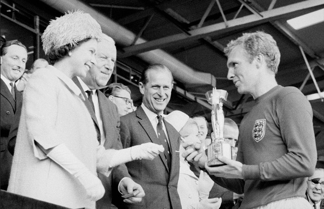 Kapitan reprezentacji Anglii i legenda West Hamu United, Bobby Moore odbiera Puchar Świata Julesa Rimeta z rąk królowej Elżbiety II po zwycięskim finale nad Niemcami (4:2) na Wembley 30 lipca 1966 roku