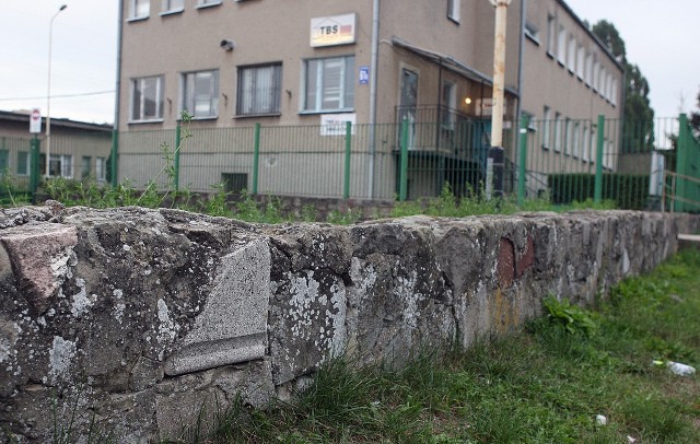 Ten fragment muru znajduje się w Zdrojach. Widać w nim wyraźnie ozdobne fragmenty poniemieckich nagrobków.
