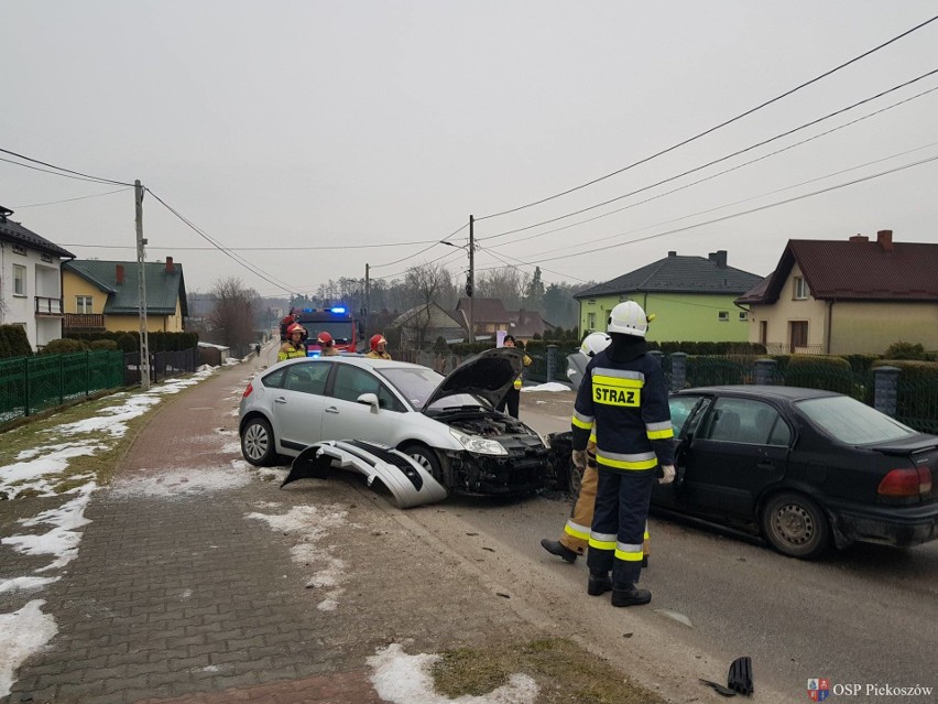 Jedna osoba ranna w wypadku na łuku drogi w Podzamczu. Zobaczcie zdjęcia