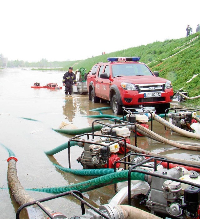 Z zalanej w 2010 r. Kopanki, strażackie pompy nie nadążały wypompowywać wody do Wisły