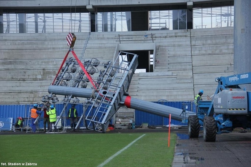 Budowa stadionu Górnika Zabrze: Stare maszty zdemontowane [ZDJĘCIA]