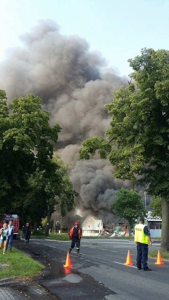Płoną zakłady włókiennicze w Łobzie. Ogromny dym nad miastem [zdjęcia]