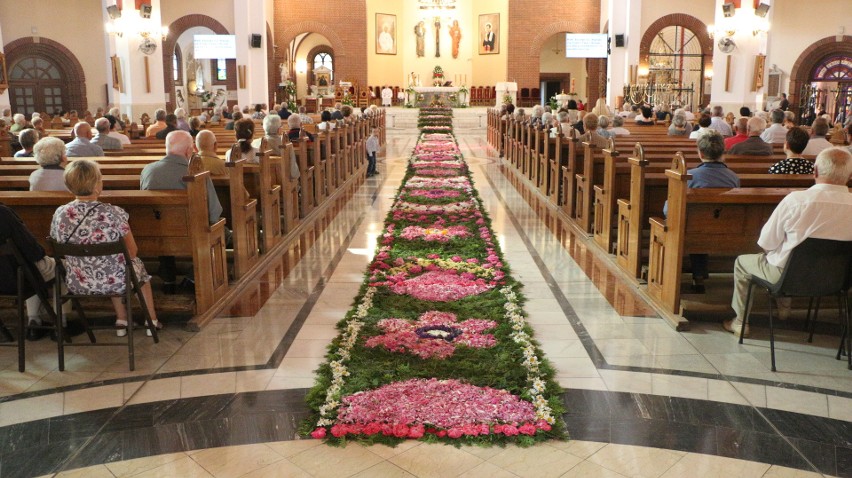 Kwietny dywan w kościele pw. św. Maksymiliana Kolbe na...