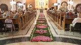 Dywany z kwiatów na Boże Ciało. Wierni wykonali piękne kompozycje z setek kilogramów kwiatów. Wrocław, Trzebnica, Małuszyn