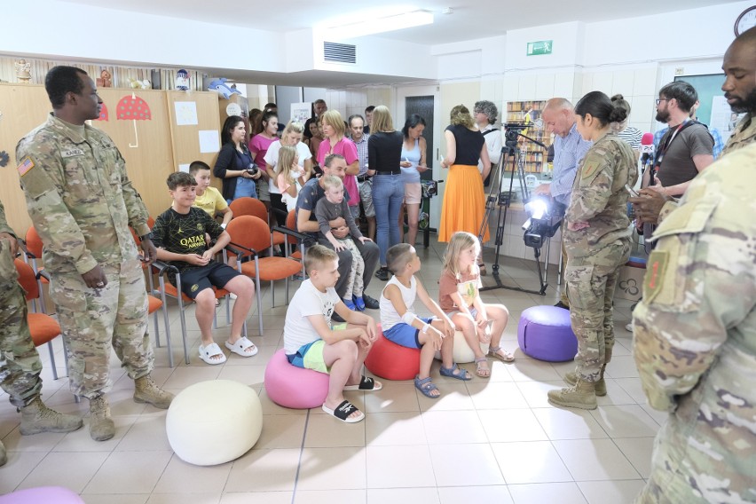 Wizyta amerykańskich żołnierzy w szpitalu dziecięcym w...