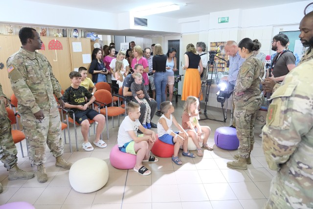 Wizyta amerykańskich żołnierzy w szpitalu dziecięcym w Toruniu