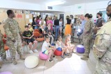Amerykańscy żołnierze odwiedzili dzieci w szpitalu dziecięcym w Toruniu. Zobaczcie zdjęcia