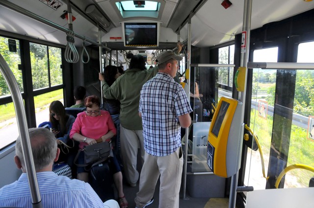 Mieszkańcy tłoczą się w autobusach linii 292. Rozwiązaniem mogą być dodatkowe kursy. Decyzja w rękach urzędników