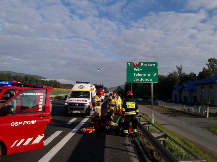 Wypadek na zakopiance. Pasażer wyskoczył z jadącego samochodu