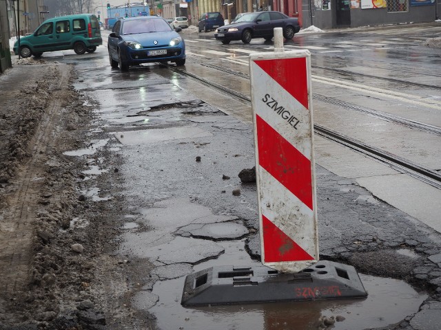 Kierowcy mają dość dziur w łódzkich drogach. Wezwali urzędników do ich usunięcia w ciągu miesiąca. Kierowcy zrzeszeni w inicjatywie LDZ Zmotoryzowani Łodzianie wysłali do prezydent Łodzi Hanny Zdanowskiej wezwanie przedsądowe do doprowadzenia łódzkich dróg do należytego stanu.CZYTAJ DALEJ >>>.