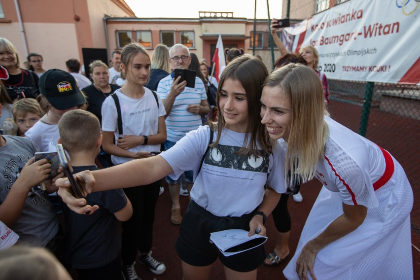 Iga była oblegana przez swoich kibiców przez ponad godzinę....