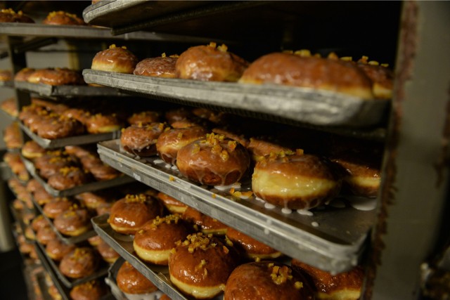 Składniki:1 kg mąki, 15 ż&oacute;łtek, 13 dag drożdży, 15 dag masła, 150 ml śmietanki słodkiej, 350 ml mleka, 15 dag cukru, 50 ml spirytusu, sk&oacute;rka pomarańczowa (2 łyżki), do posypania cukier puder z wanilią, nadzienie - powidła (najlepsze własnej roboty: r&oacute;ża, wiśnia, śliwka, porzeczka; można wszystkie wymieszać i zrobić własną kompozycję)Przygotowanie:Śmietankę i mleko podgrzać dodać cukier i drożdże. Odstawić do wyrośnięcia. Gdy wyrosną dodać mąkę, ż&oacute;łtka i wyrabiać dotąd, aż ciasto zacznie odstawać od ręki i miski (ok. 30 min). Dodać rozpuszczone masło i ponownie wyrabiać, aż się wszystko ładnie połączy. Dodać spirytus i sk&oacute;rkę. Dobrze wymieszać. Odstawić przykryte do wyrośnięcia w ciepłym miejscu. Gdy ciasto podwoi swoją objętość, mieszamy kr&oacute;ciutko i odstawiamy jeszcze na chwilę. Po tym czasie możemy przystąpić do formowania pączk&oacute;w.Odstawiamy, a gdy są pięknie wyrośnięte, smażymy w rozgrzanym tłuszczu.Danuta Balcerowska