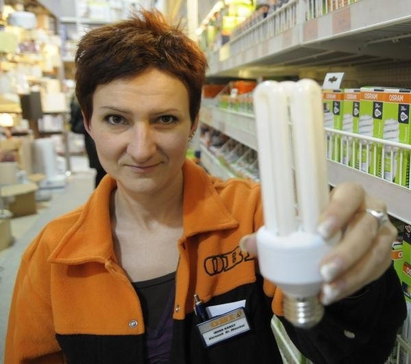 Irena Kansy poznała już zalety  energooszczędnych świetlówek.