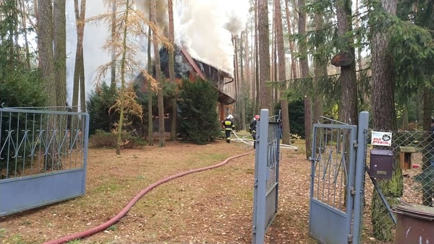 Pożar drewnianego domu w Sokolnikach. Ucierpiało starsze małżeństwo [zdjęcia]