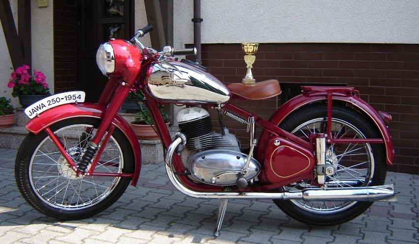 Jawa 250 „Perak” weszła do produkcji w roku 1946. Zachwyciła...