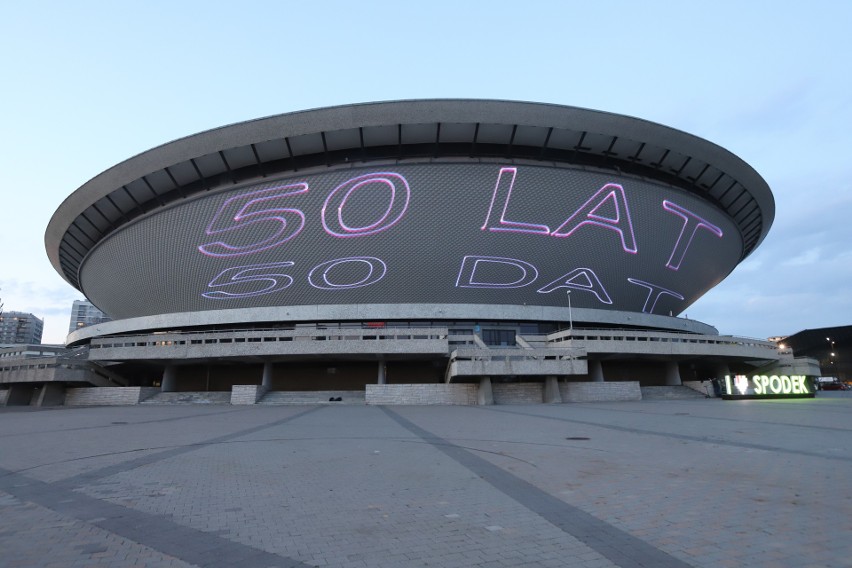 Katowice. 50 dat na 50 lat Spodka. Zobaczcie niezwykłą świetlną projekcję na fasadzie katowickiej hali