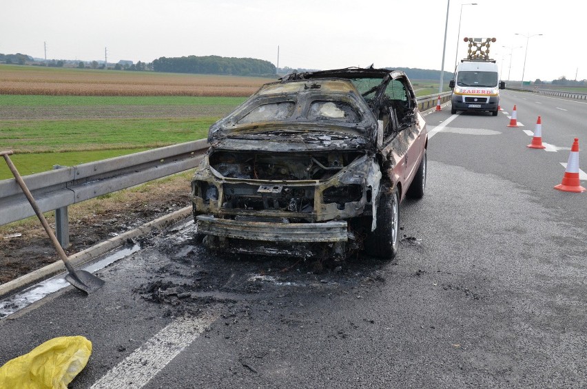 Pożar samochodu na AOW. Obwodnica była zablokowana (ZDJĘCIA)