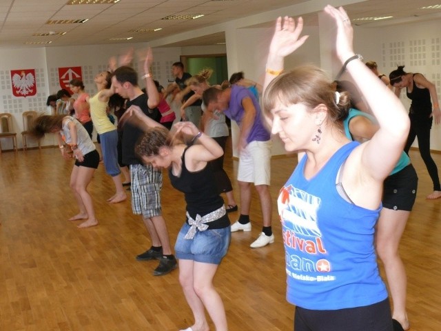 Uczestnicy festiwalu uczestniczyli między innymi w warsztatach tanecznych prowadzonych przez znanych instruktorów