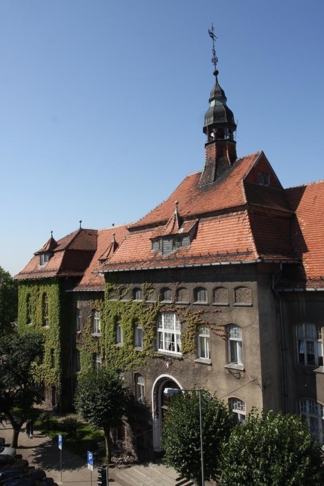 Reprezentacyjny gmach zbudowany został w stylu neobarokowym w latach 1905 – 1907, według projektu słupskiego architekta Eduarda Kocha.