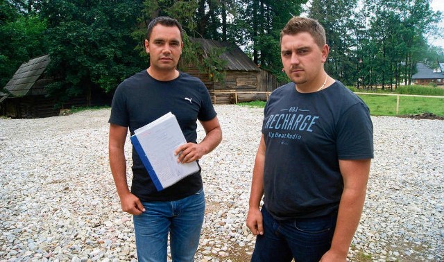 Krzysztof Gawlak-Socka i Krzysztof Żółtek (pracownik parkingu) po tym, jak miasto zablokowało dojazd, stracili źródło utrzymania