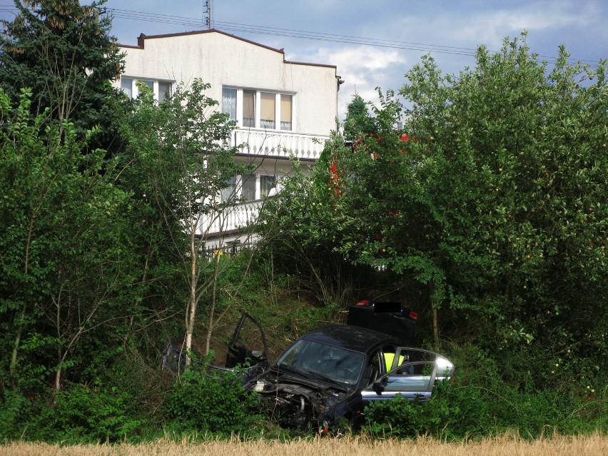 Wypadek na ulicy Gnieźnieńskiej w Żninie. BMW wypadło z drogi