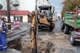 Trwa usuwanie awarii w jezdni ul. Rapackiego w Grudziądzu [nowe zdjęcia, wideo]